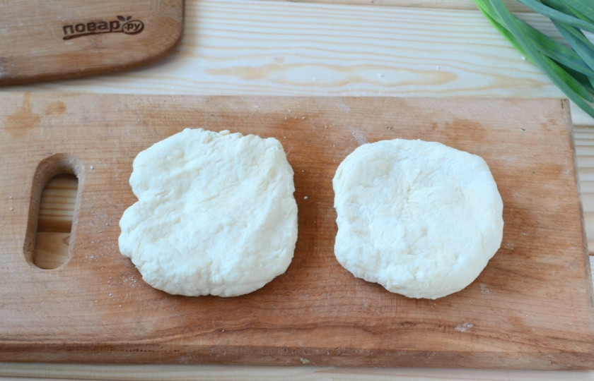 1. Этап. Гошкийде: Тесто разделите на 6 частей. Из каждой части сделайте лепешку.