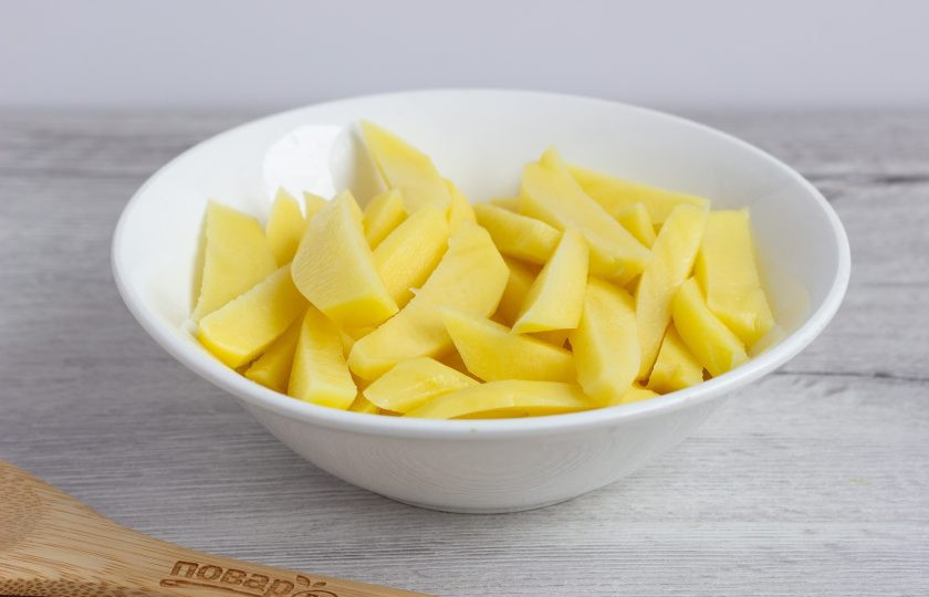 1. Этап. Почки по-русски: Картофель почистите и нарежьте брусочками.