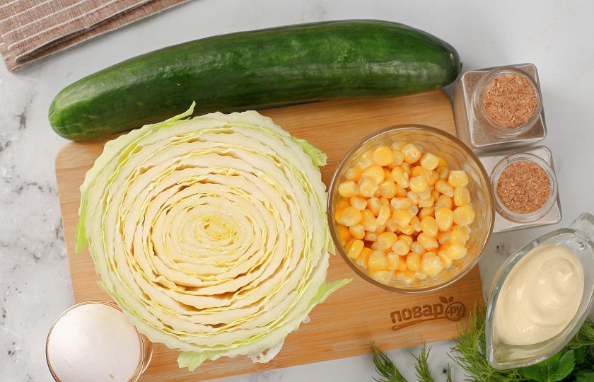1. Этап. Салат с пекинской капустой, кукурузой и яйцом: Подготовьте все ингредиенты. Яйцо заранее отварите и дайте остыть.