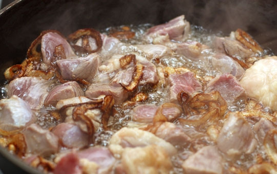 1. Этап. Плов на сковороде: Мясо нарезаем на небольшие кубики со стороной около 2-3 сантиметров и выкладываем его на сковородку.