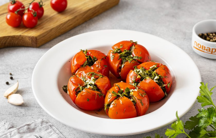 1. Этап. Малосольные помидоры с чесноком и зеленью: Малосольные помидоры с чесноком и зеленью готовы, приятного вам аппетита!