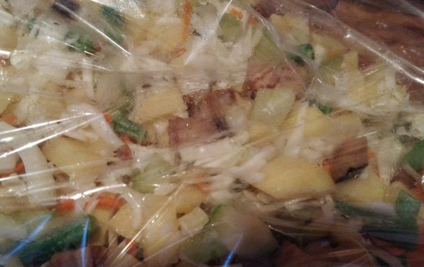 1. Этап. Скумбрия, запеченная с овощами в рукаве: 4. Распределите все овощи равномерно по рукаву. Завяжите рукав с одной стороны, затем вложите рыбу и завяжите с другой стороны.