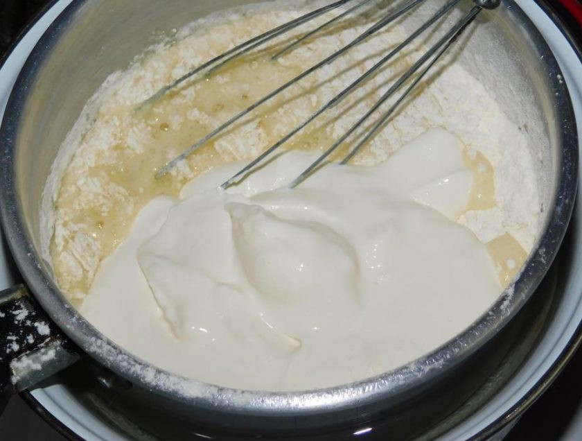 1. Этап. Крем-пломбир для украшения торта: Поставьте эту массу на водяную баню и постоянно помешивая, уварите до загустения.