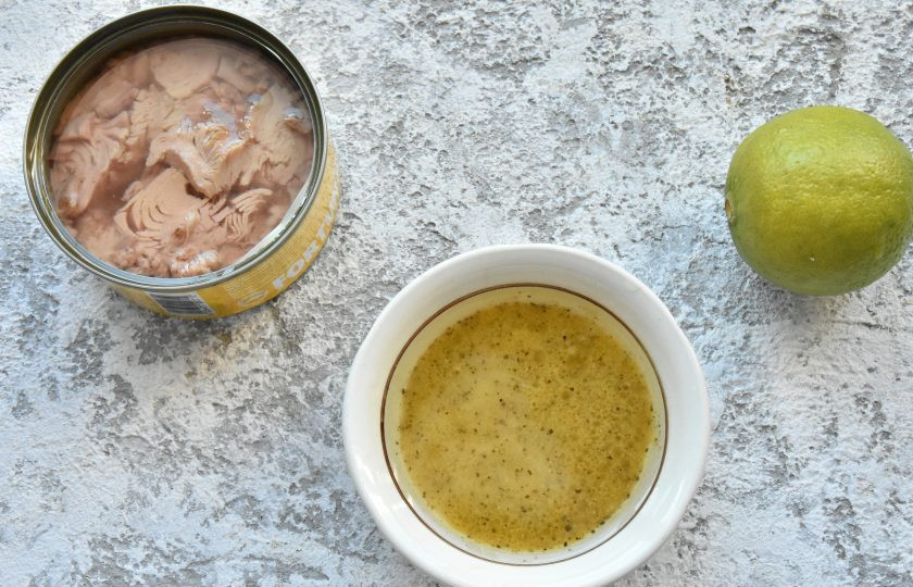 1. Этап. Салат с капустой, помидорами и тунцом: Для заправки соедините сок лайма, масло, французскую горчицу, соль и молотый черный перец. Можно это сделать в небольшой баночке, чтобы легче было смешать составляющие заправки в эмульсию путем встряхивания.