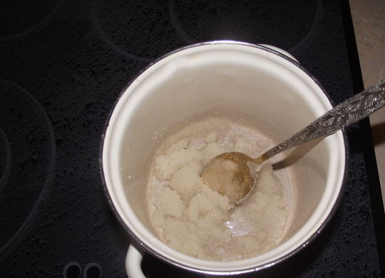 1. Этап. Карамель Петушок: 5. Отправьте на огонь. Нужно постоянно помешивать, чтобы сахар равномерно растворялся. В рецепт приготовления карамели 