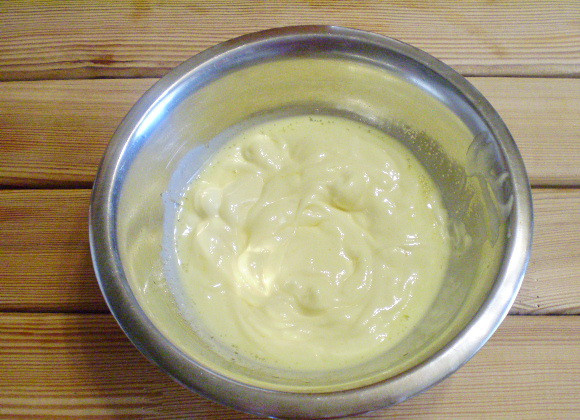 1. Этап. Кексики на кефире: 2. Маргарин нужно тоже немного подогреть, но не сильно, размять вилочкой.