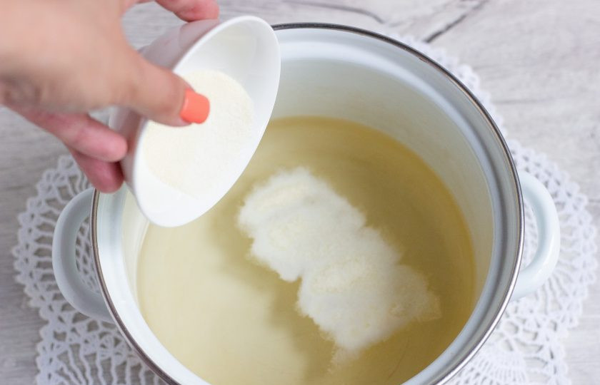 1. Этап. Желе из шампанского с фруктами и ягодами: В шампанское высыпаем быстрорастворимый желатин и ставим на плиту. После того, как вы размешаете желатин с шампанским, пойдет реакция. Всё поднимется пенной шапкой, поэтому емкость берите глубокую. Помешивайте на медленном огне, постепенно пена начнет опускаться. Немного нагрейте массу, желатин к этому моменту растворится, снимите с огня.