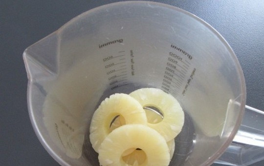 1. Этап. Мусс ананасовый: 2. 5 ломтиков консервированного ананаса положите в высокую узкую емкость.