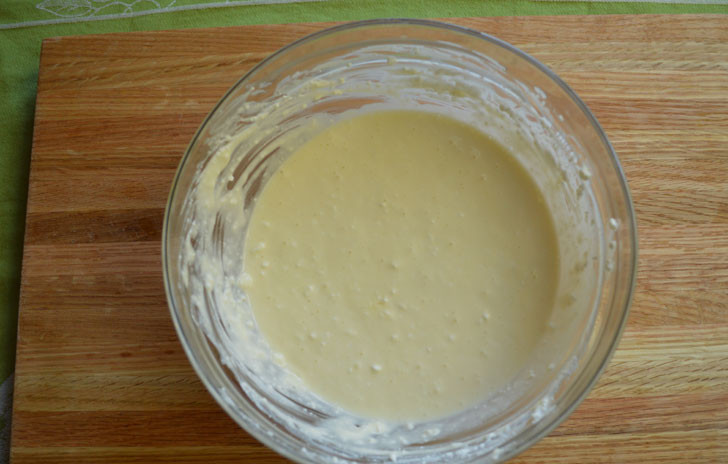 1. Этап. Быстрый пирог с сыром: Смешайте сыры, яйцо, молоко, оливковое масло и газировку, должна получиться жидкая однородная смесь. Делайте это, постепенно вмешивая каждый ингредиент.