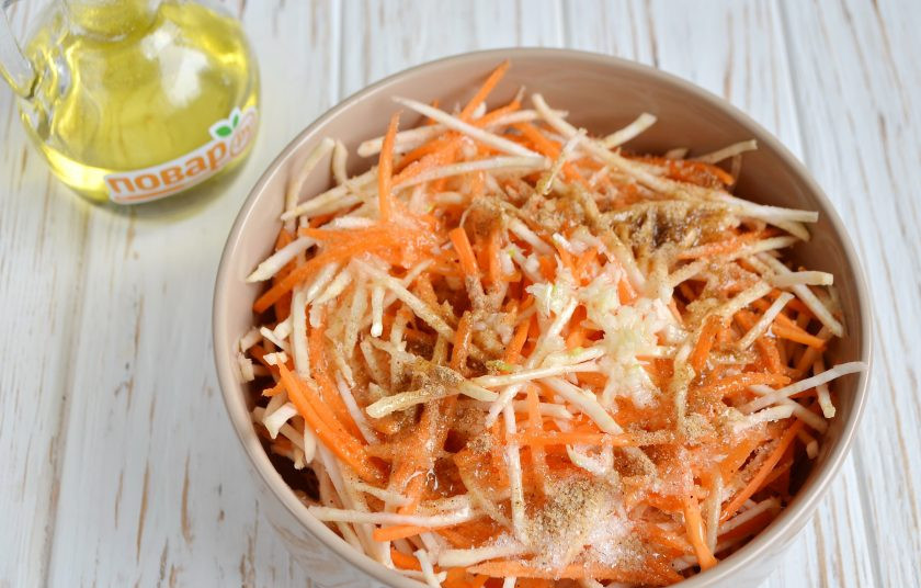 1. Этап. Салат с сельдереем: 5. Растительное масло в сотейнике доведите до кипения, полейте овощи, перемешайте.