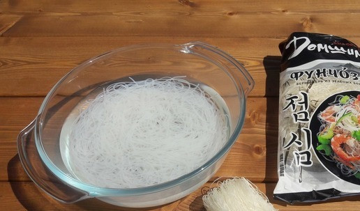 1. Этап. Кукси-корейский холодный суп: Лапшу залить кипятком, дать немного постоять, промыть холодной водой, отбросить на сито. Сморите инструкцию на упаковке, какой способ варки вам больше понравится.