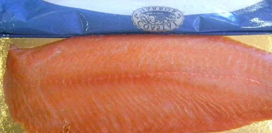 1. Этап. Паста с красной рыбой: 1. Первым делом нужно выбрать хорошую рыбку. В данном случае это копченая семга. В кастрюлю налейте воду и поставьте на огонь. Доведите до кипения, подсолите и отправьте туда макароны.