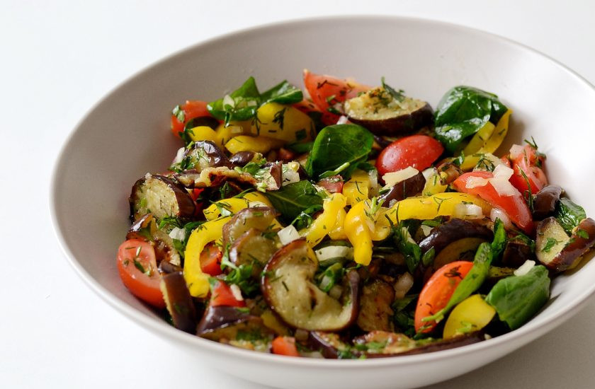 1. Этап. Грузинский салат с баклажанами: Соедините все овощи в одной миске. Заправьте салат маслом, посолите и приправьте специями. Перемешайте.