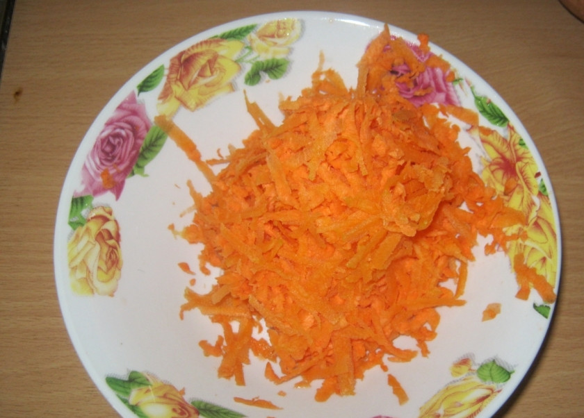 1. Этап. Вермишелевый суп без мяса: Морковку трем на терке.