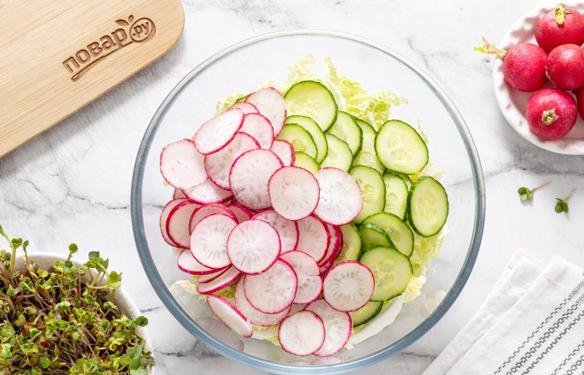 1. Этап. Салат с пекинской капустой и редиской: Огурец и редис помойте, отрежьте хвостики и нарежьте кружочками или полукружиями, если овощи крупные.