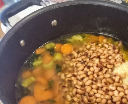 1. Этап. Суп с морковью, сельдереем и фасолью: Влить бульон, добавить фасоль и булгур.. Увеличить огонь до среднего уровня. Варить 10 минут, регулярно помешивая. Отрегулировать на соль/ перец.