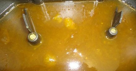 1. Этап. Варенье из слив в хлебопечке: Сливы с сахаром пересыпаем в емкость хлебопечки. Добавляем немного воды. Включаем на хлебопечке режим 