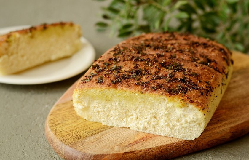 1. Этап. Хлеб с манкой: Разогрейте духовку до 180 градусов. Выпекайте хлеб 20 минут в разогретой до 180 градусов духовке. Затем смажьте его снова оливковым маслом, увеличьте температуру до 185-190 градусов и выпекайте еще 5-7 минут. Хлеб с манкой готов, приятного аппетита!