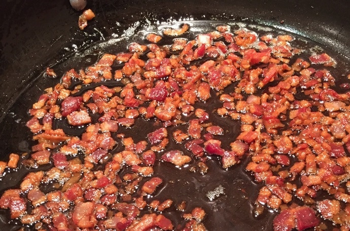 1. Этап. Паста Карбонара с корицей: 2. Обжаривайте панчетту с беконом до золотистой корочки, затем посыпьте корицей и перемешайте.