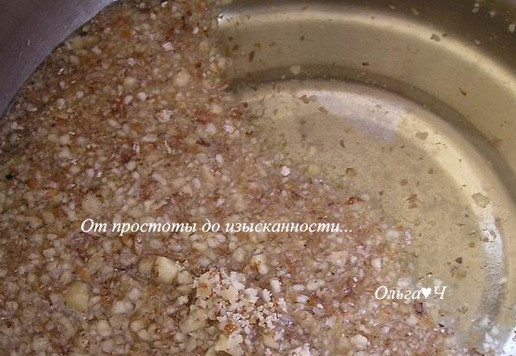 1. Этап. Ореховый пирог с яблоками и хлопьями: В воде растворите сахар и соль, добавьте растительное масло. Всыпьте измельченные орехи и хлопья, перемешайте.