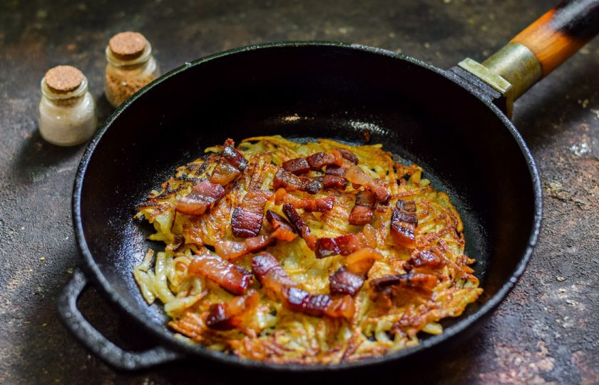 1. Этап. Хашбраун с беконом и сыром: Выложите поверх заготовки бекон.