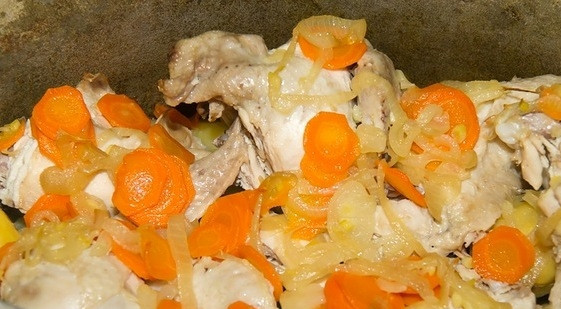 1. Этап. Курица по-татарски: Отваренный картофель выкладываем в утятницу, сверху кладем кусочки курицы и последний слой - овощи вместе с соком. Можете добавить еще соль и перец при необходимости. Ставим утятницу в разогретую до 180 градусов духовку и запекаем пол часа. А затем подаем к столу, украсив зеленью Приятного аппетита!