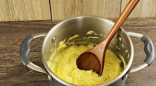 1. Этап. Запеканка с фаршем: Добавьте яйцо, тщательно размешайте пюре.