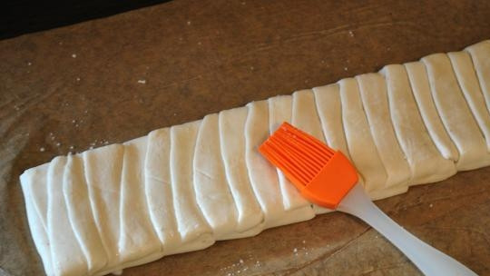 1. Этап. Косичка с шоколадом из слоеного теста: Смазываем косичку яйцом или сливками.