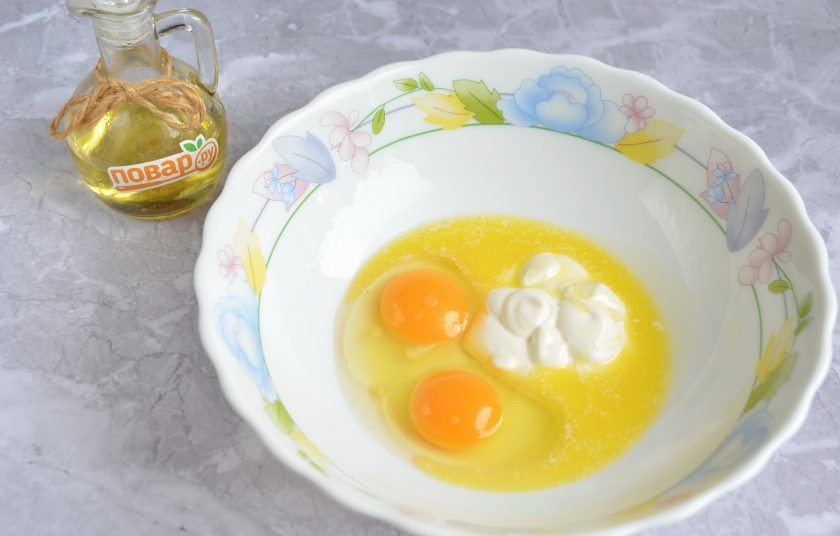 1. Этап. Золотые булочки: 3. Яйца соедините со сметаной и растопленным маслом, вилочкой или венчиком взбейте.