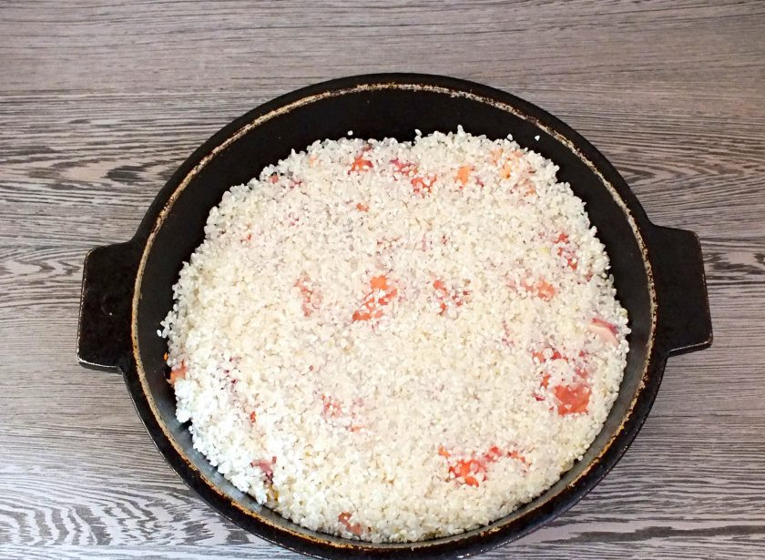 1. Этап. Плов из горбуши: Рис промойте в нескольких водах, до прозрачной воды. Выложите на рыбу. Разровняйте. Слегка присолите.