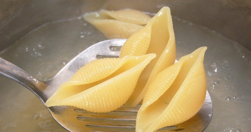 1. Этап. Макароны с начинкой: А макароны отварите в подсоленной кипящей воде в течение 8 минут.