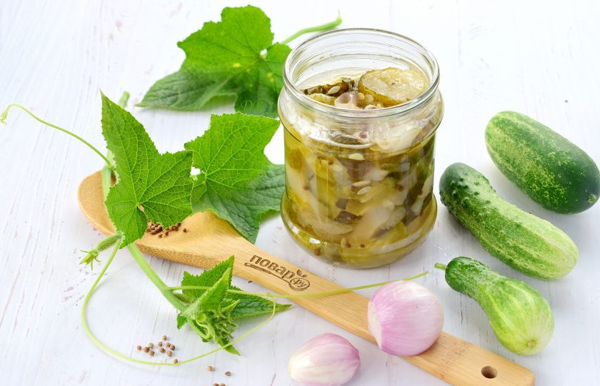 1. Этап. Салат зимний из огурцов: 4. Разложите салат по стерилизованным банкам, закатайте крышками. Укутайте в тепло, дайте остыть. Выход – 3 0,5 л банки. Храните в прохладном месте.