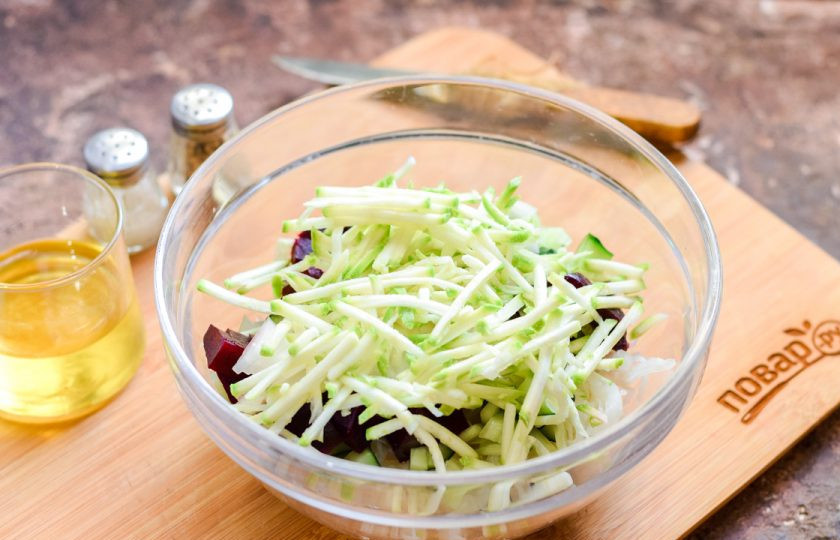 1. Этап. Винегрет для диабетиков: Молодой кабачок натрите на средней терке, добавьте в салат. Заправьте маслом, перемешайте и подавайте к столу.