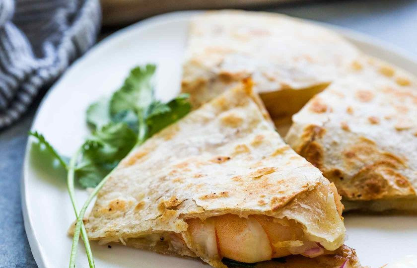 1. Этап. Закуска с креветками: 6. Нарежьте лепешку на кусочки и подавайте сразу. Приятного аппетита!