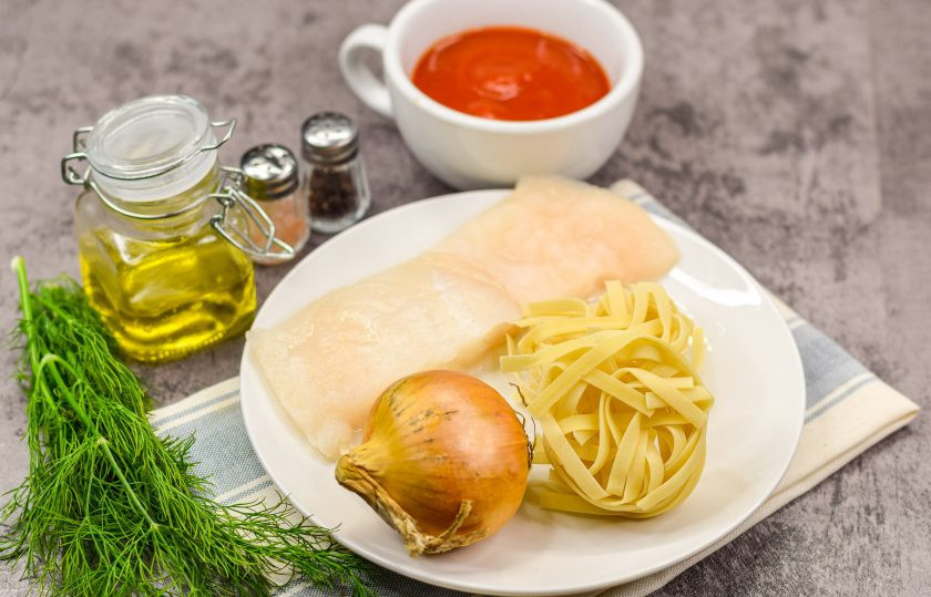 1. Этап. Паста с филе минтая: Подготовьте ингредиенты.