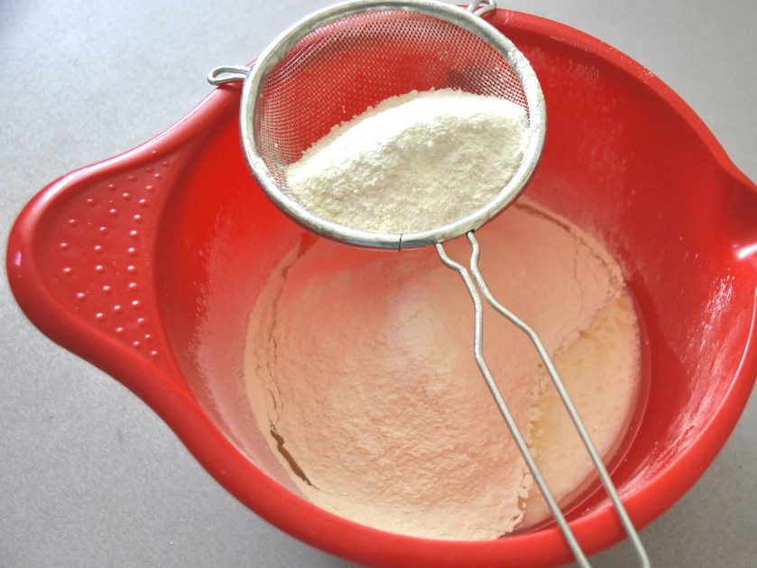 1. Этап. Пирог с зубаткой: Просейте муку, замесите тесто.