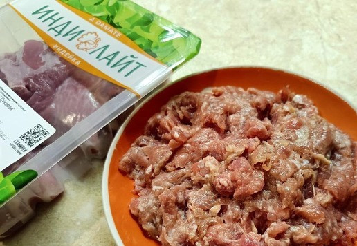 1. Этап. Кулебяка на четыре угла: Прокрутить мясо индейки и приготовить фарш. Приправить любимыми специями. Посолить. Лук в фарш не кладу.