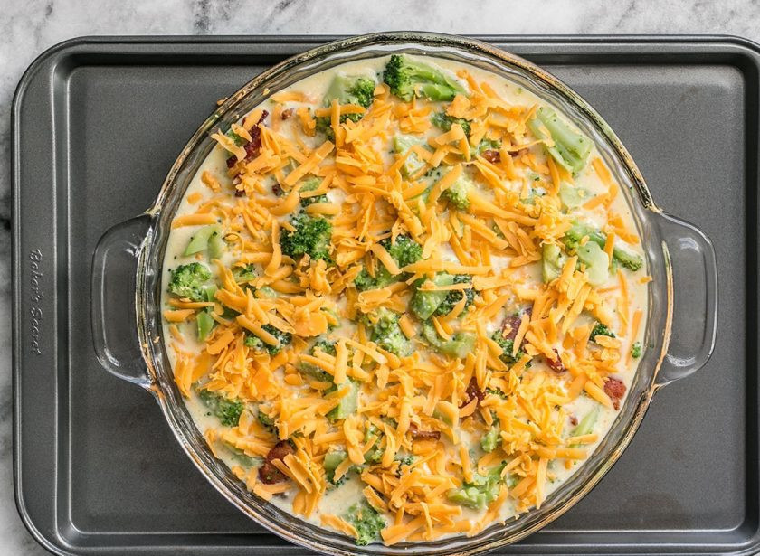 1. Этап. Киш с брокколи и сыром: 7. Добавьте оставшийся тертый сыр.