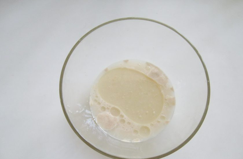 1. Этап. Жареные пирожки со сливовым джемом: Всыпьте в миску соль и налейте подсолнечное масло.