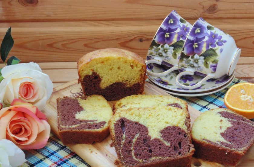 1. Этап. Апельсиново-шоколадный кекс: Готовый кекс достаньте из формы, охладите и нарежьте.