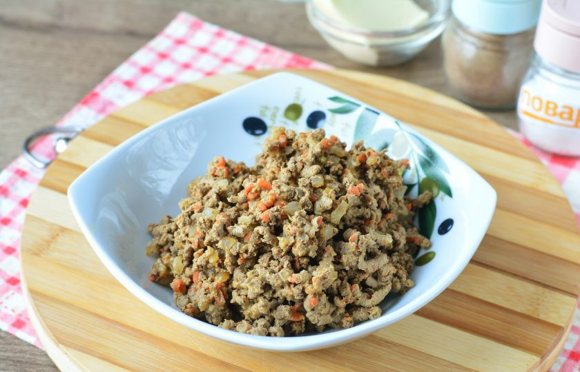 1. Этап. Паштет из телячьей печени: Перекрутите печень с овощами через мясорубку. Если есть блендер, можете использовать его.