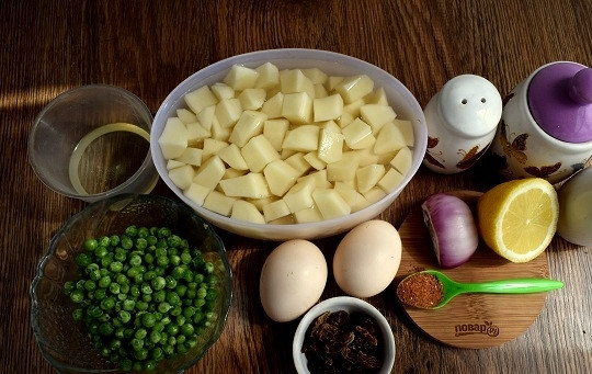 1. Этап. Королевский картофельный салат: Для салата с карри: картофель помойте, очистите, нарежьте кубиками, отварите в течение 20 минут, слейте отвар. Яйца отварите вкрутую. Лук очистите. Изюм замочите в кипятке на 15 минут, откиньте на сито.