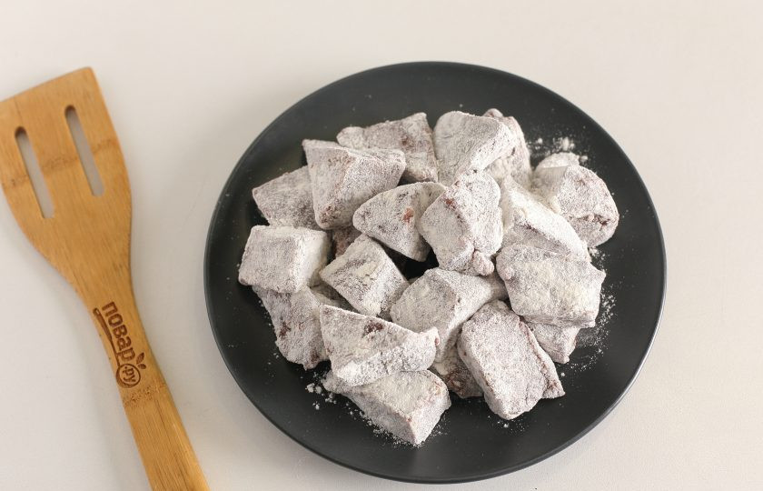 1. Этап. Картофель запеченный с говяжьей печенью в сметане: Печень нарежьте порционными кусочками и обваляйте в муке.