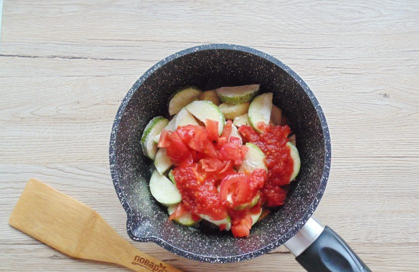 1. Этап. Соте из кабачков и помидоров: Помидор без шкурки нарежьте и выложите в кастрюлю. Второй помидор измельчите любым способом и тоже добавьте в соте.