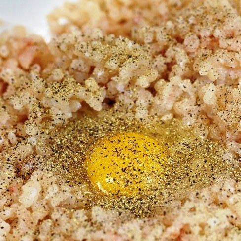 1. Этап. Рыбные котлеты с рисом: Приправляем солью и перцем по вкусу.