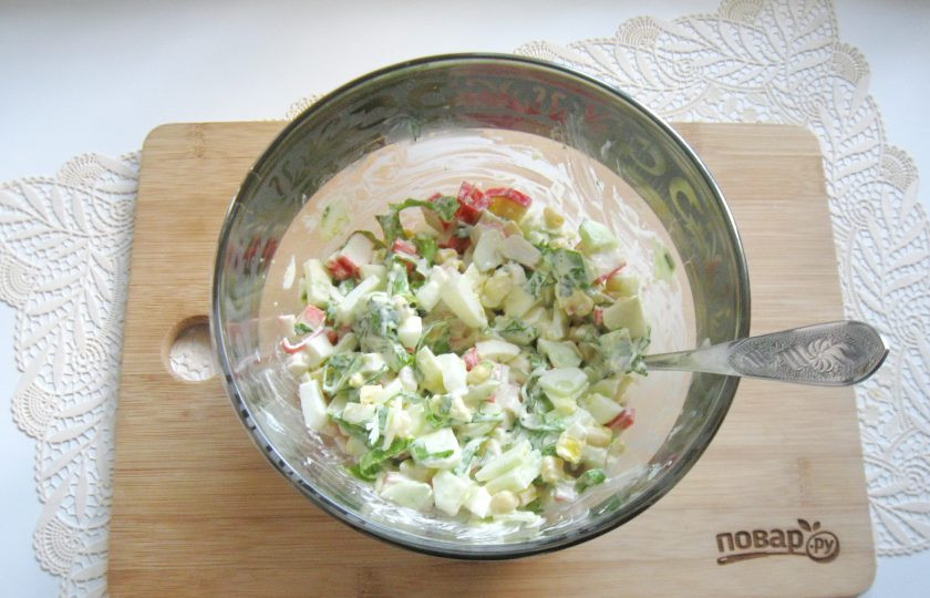 1. Этап. Зеленый салат с крабовыми палочками: Перемешайте все ингредиенты салата.