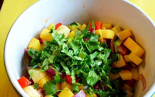 1. Этап. Салат для пикника на природе: 4. Пучок кинзы мою и нарезаю мелко, выкладываю в салат, перемешиваю и настаиваю 15-20 минут.