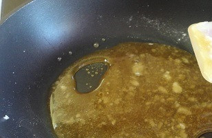 1. Этап. Карамельный медовик постный: Высыпьте сахар на сухую сковороду и прогревайте на среднем огне до образования светло-золотистой карамели. Не пережгите, будет горчить.