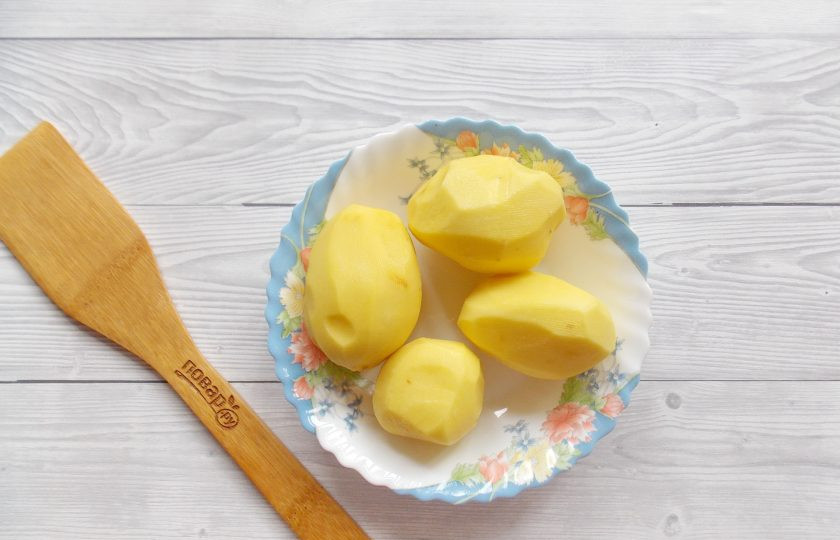 1. Этап. Картофельные дольки с чесноком: Картофель очистите и промойте. Если он очень грязный, то есть смысл помыть его и до того, как чистить.