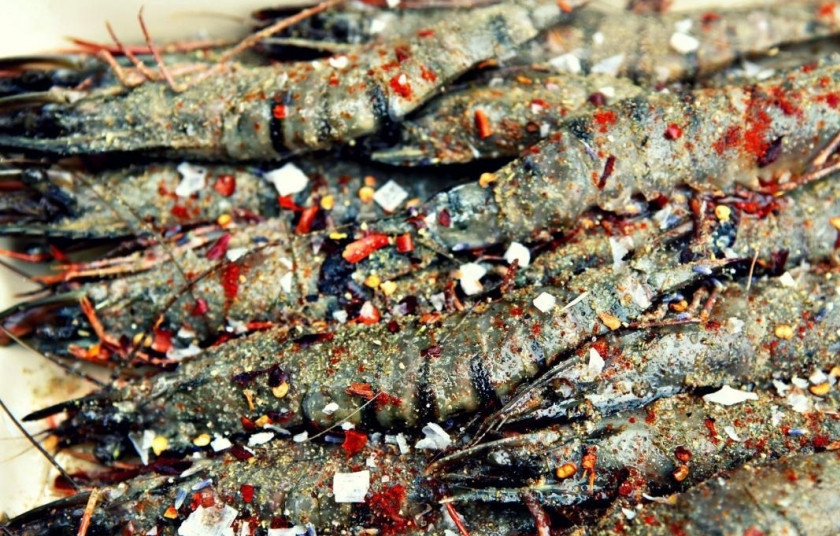 1. Этап. Тигровые креветки на мангале: 3. Готовые тигровые креветки на мангале поливаем маринадом, после чего даем им постоять еще несколько минут (5-10).